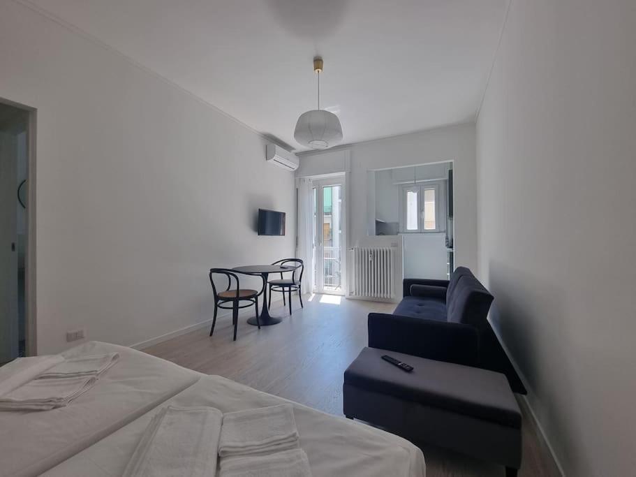 Milan New Apartment In Lively Central Area Buitenkant foto