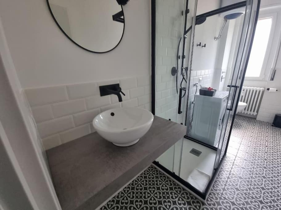 Milan New Apartment In Lively Central Area Buitenkant foto